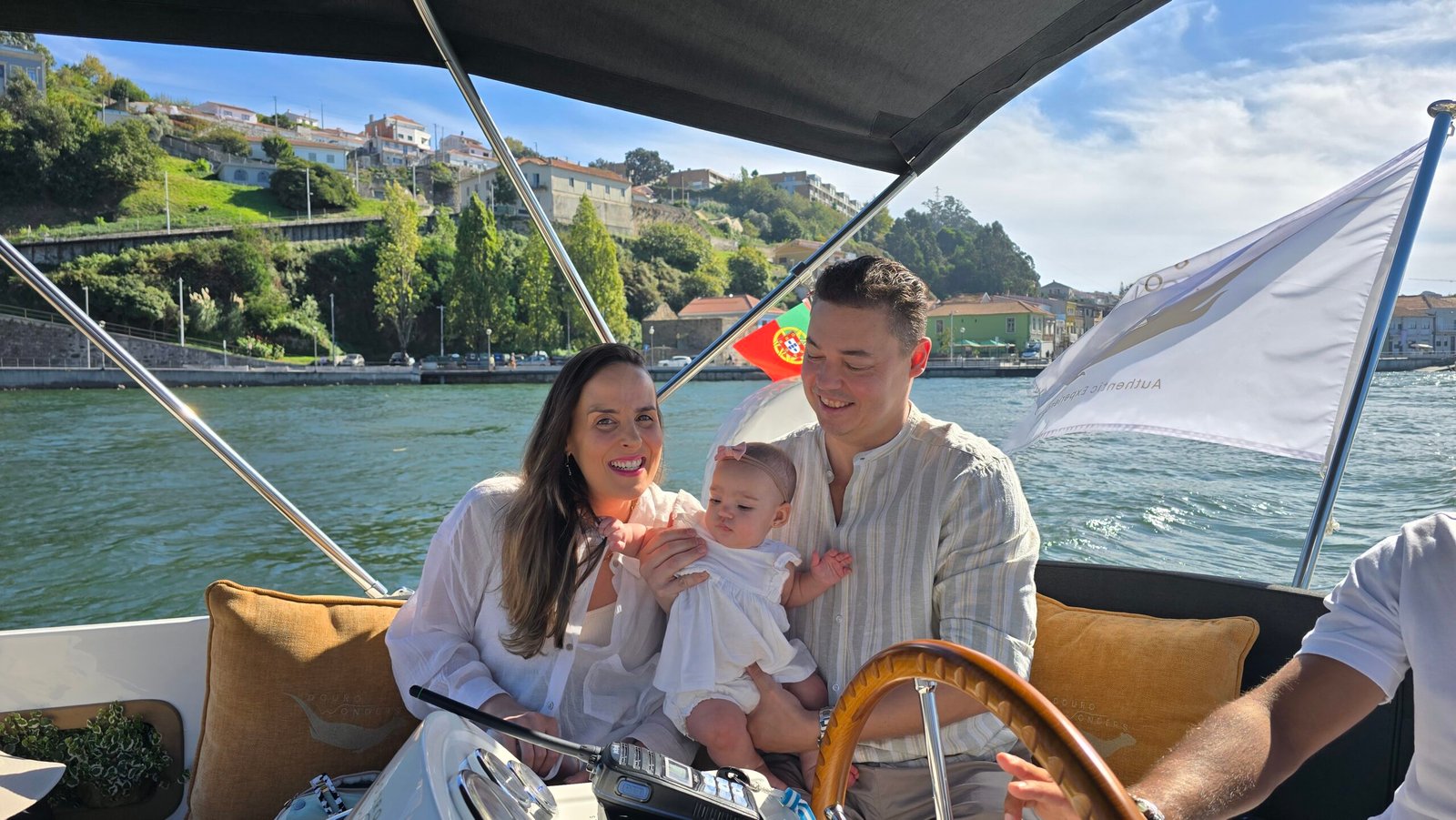 Família durante passeio de barco no rio Douro com a Douro Wonders