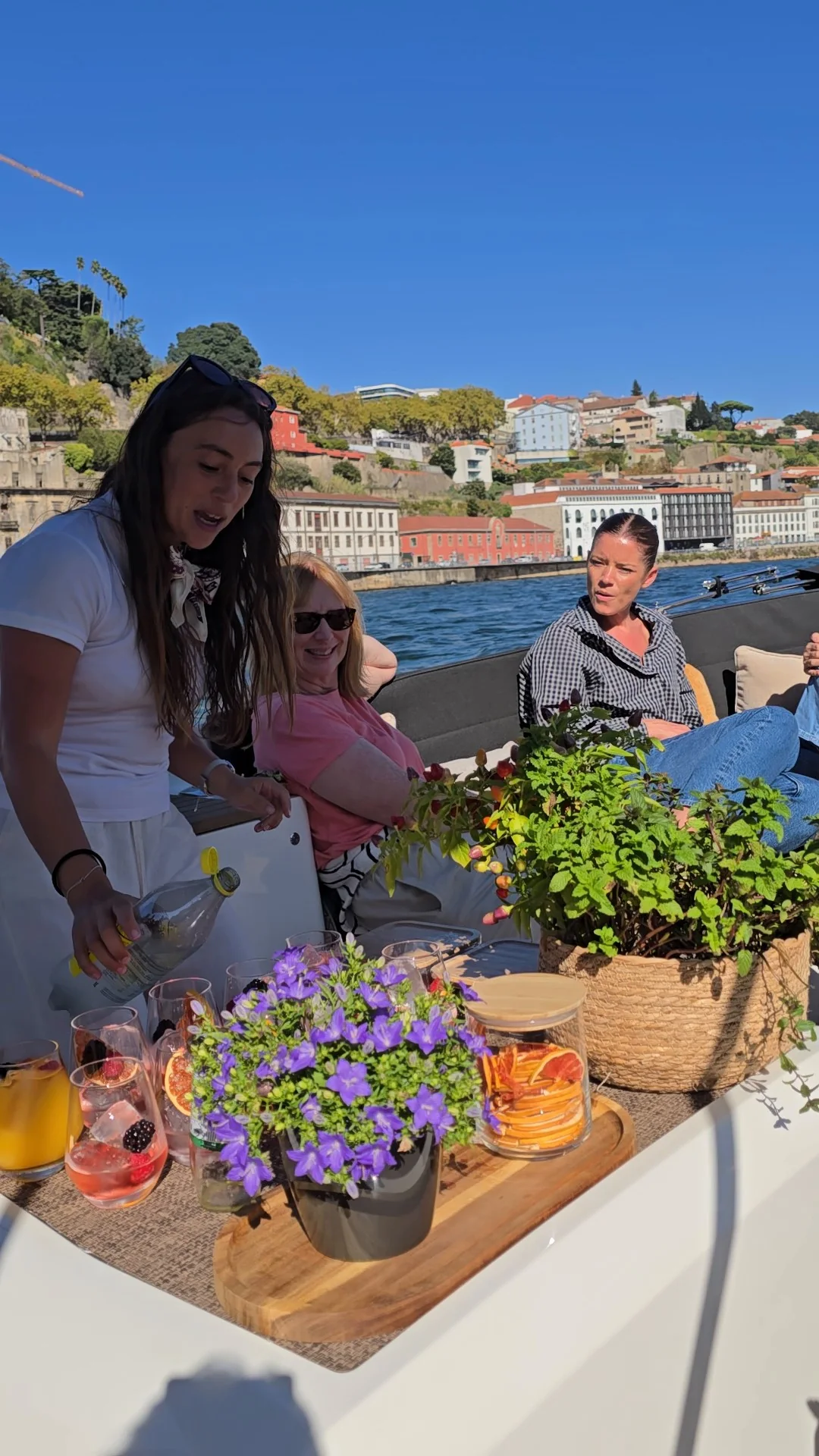 Porto Tónico servido durante o passeio de barco no Douro